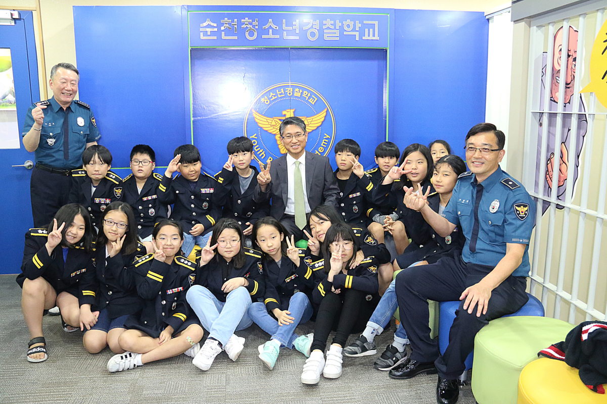 김남현 청장과 노재호 순천경찰서장이 어린이 경찰들과 사진을 찍고 있다