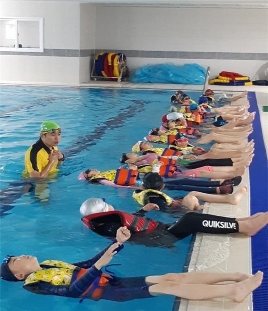 순천시내 대표적인 수영장인 팔마 수영장에서 어린이들이 수업받고 있다