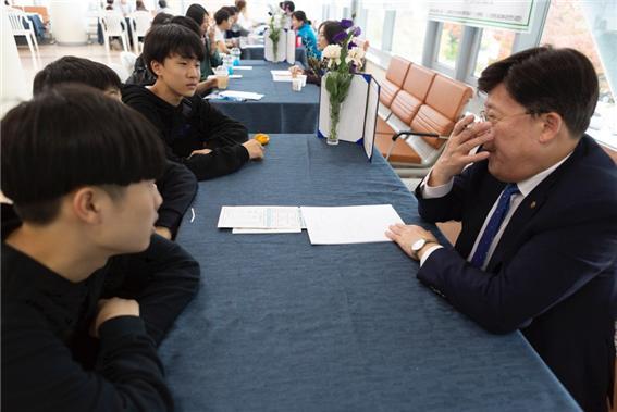 순천대 고영진 총장이 학생들과 상담을 해주고 있다