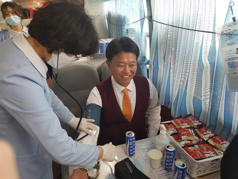 김선동 후보가 헌혈을 하고 있다